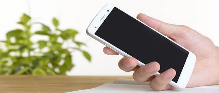 マッチングアプリで会う前に電話するべき？話しやすい話題やデートにつなげるコツを解説